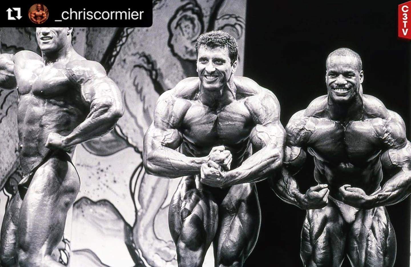 un confronto alla night of champions del 1998 tra mike matarazzo e milos sarcev e chris cormier posa di most muscular